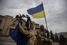 ウクライナ東部ハリコフで掲げられたウクライナ国旗＝2022年（ゲッティ＝共同）
