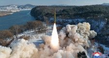 1月、北朝鮮ミサイル総局が極超音速弾頭を搭載して行った固体燃料式の中長距離弾道ミサイルの発射実験（朝鮮中央通信＝共同）