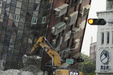 地震で倒壊した建物＝4日、台湾東部・花蓮（共同）