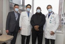 ブタの腎臓移植を受けたリチャード・スレイマンさん（右から2人目）と担当医ら（米マサチューセッツ総合病院提供・共同）