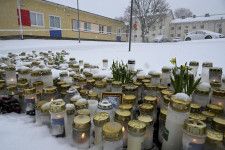 フィンランド・ヘルシンキ近郊の学校で起きた事件の犠牲者を悼み、供えられたろうそくや花＝3日（Lehtikuva提供、AP＝共同）