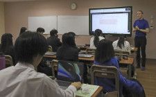 熊本インターナショナルスクールで授業を受ける生徒＝2024年1月、熊本市