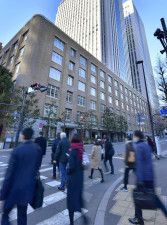 東京・霞が関の官庁街で、職場に向かう人たち＝2017年