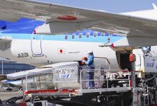 航空機に貨物を積み込む作業員＝2月、羽田空港