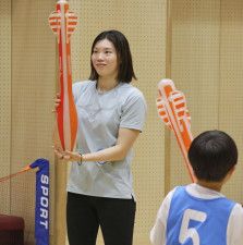 イベントで子どもと交流する競泳女子の青木玲緒樹＝4日、大阪市