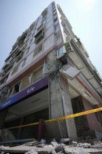 地震で被害を受けた建物。1階部分には店舗が入っていた＝4日、台湾東部・花蓮（共同）