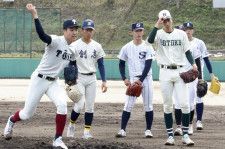 野球のU―18日本代表候補の強化合宿で練習する選手たち＝4日、奈良県内