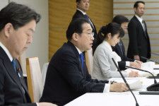 交通安全に関する関係閣僚会議であいさつする岸田首相（左から2人目）＝5日午前、首相官邸