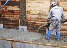 建設現場の基礎部分に「バイオ炭コンクリート」を使う作業員＝2023年10月撮影、千葉県印西市（清水建設提供）
