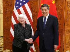 握手するイエレン米財務長官（左）と中国の何立峰副首相＝5日、中国・広州（共同）