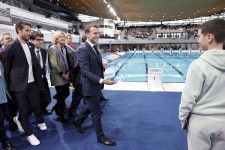 新設のアクアティクスセンターの完成記念式典に出席したフランスのマクロン大統領（手前中央）＝4日、パリ郊外サンドニ（ロイター＝共同）