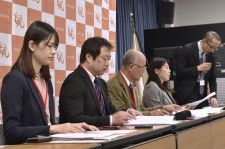 東京都内で開かれた東京地区私立大学教職員組合連合の記者会見。委員は「多くの学生の家計負担が重くなっている」と訴えた＝5日午後