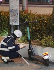 電動キックボードの取り締まりをする警察官＝2月、大阪市