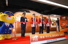 JR岡山駅で開かれた「やくも」新型車両のデビュー記念式典＝6日午前