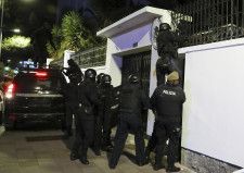 5日、エクアドルの首都キトで、メキシコ大使館に乗り込む警察当局（AP＝共同）
