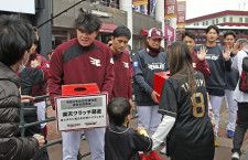台湾東部沖地震の被災地支援のため、募金活動をする楽天の宋家豪（左）ら＝6日、楽天モバイルパーク