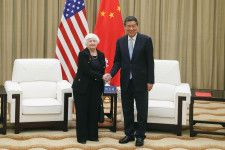 イエレン米財務長官（左）と握手する中国の何立峰副首相＝6日、中国・広州（共同）