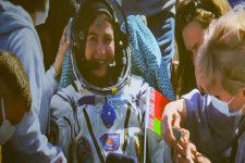 6日、モスクワ郊外のロシア宇宙飛行管制センターのスクリーンに映し出された、地球に帰還したベラルーシの宇宙飛行士ワシレフスカヤさん（タス＝共同）