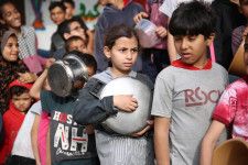 5日、パレスチナ自治区ガザ北部ガザ市で、食料支援を待って列をつくる子どもたち（ゲッティ＝共同）