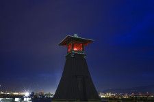 移設工事が完了し、再点灯した現役最古の木造灯台「今津灯台」＝6日午後、兵庫県西宮市（長時間露光）