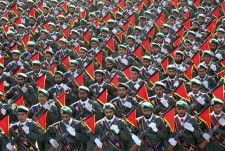 軍事パレードで行進する革命防衛隊＝2016年9月、イラン首都テヘラン郊外（AP＝共同）