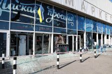 ロシアの攻撃で破壊された店舗＝5日、ウクライナ南部ザポロジエ市（Anadolu　Agency提供・ゲッティ＝共同）