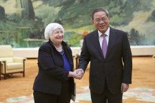 中国の李強首相（右）と握手するイエレン米財務長官＝7日、北京の人民大会堂（AP＝共同）
