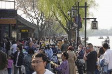 「清明節」に伴う連休で北京市内の観光地を訪れた人たち＝5日（共同）