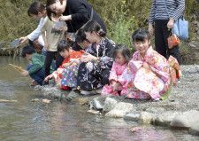 奈良県五條市の吉野川で行われた「流しびな」＝7日午後