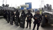 6日、グラス元副大統領が収監されたエクアドル西部グアヤキルの刑務所前で警戒に当たる警察官（AP＝共同）