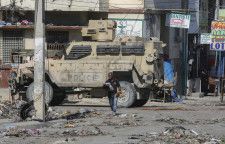 ハイチの首都ポルトープランスで警戒に当たる警察の装甲車＝2日（AP＝共同）