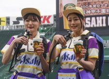 今年限定で発売する生ビールの発表会で、記念撮影に応じる販売員＝8日午後、阪神甲子園球場