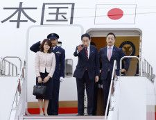 米国に向け羽田空港を出発する岸田首相と妻の裕子さん（左端）＝8日午後
