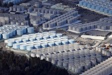 東京電力福島第1原発の敷地内に並ぶ処理水の保管タンク＝2月