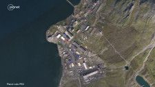 ロシア・ノバヤゼムリャ島の核実験場本部の施設群。下部の左右に延びる建物が今回ほぼ完成したとみられる大型施設＝2023年8月（Planet　Labs　PBC提供・共同）