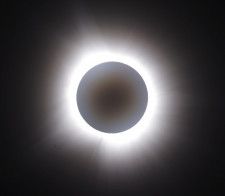 8日、米・インディアナポリスで観測された皆既日食＝午後3時6分（共同）