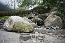 台湾東部・花蓮の有名観光地「太魯閣国立公園」につながる道路で発生した落石＝5日（共同）