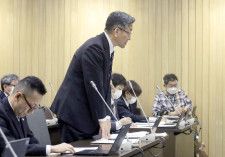北海道議会の保健福祉委員会で説明する道幹部＝9日午後