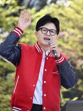 9日、ソウルで街頭演説する「国民の力」の韓東勲・非常対策委員長（共同）