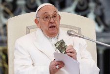 3日、バチカンで一般謁見（えっけん）に出席するローマ教皇フランシスコ（ロイター＝共同）