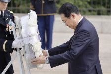 岸田首相、米アーリントンで献花　無名戦士の墓
