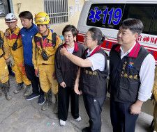 被災地にある消防署を視察するTSMCの慈善財団の張淑芬理事長（右から3人目）＝9日、台湾東部・花蓮県（共同）