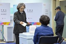 10日、ソウル市鍾路区の投票所で投票する有権者（共同）
