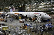 米西部ワシントン州の工場で製造される、ボーイングの中型機787＝2017年6月（AP＝共同）