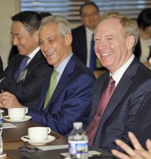 岸田首相との面会で、笑顔を見せるマイクロソフトのブラッド・スミス社長（右）。中央はエマニュエル駐日米大使＝9日、米ワシントン（代表撮影・共同）