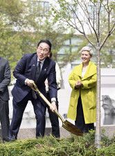 首相、イノウエ氏を追悼し桜植樹　日系初の米連邦議員