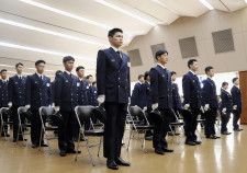 石川県消防学校の入校式に臨む新消防職員＝10日午前、金沢市