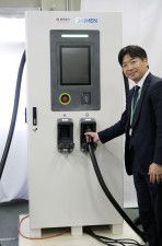 関西電力などが試作した「空飛ぶクルマ」の充電器＝10日、大阪市