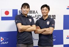 東京都内で記者会見した、セーリングの混合470級パリ五輪代表の岡田奎樹（右）と吉岡美帆＝10日