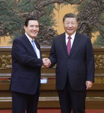 台湾の馬英九前総統（左）と握手する中国の習近平国家主席＝10日、北京の人民大会堂（新華社＝共同）